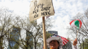 Una persona sostiene un cartel en Central Park durante una manifestación para “Proteger a los migrantes, proteger el planeta” en la ciudad de Nueva York, EE. UU., el 19 de abril de 2025.