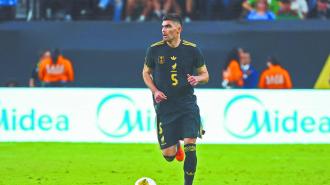 LAS VEGAS, NEVADA - JUNE 22: Johan V·squez #5 of Mexico dribbles the ball during the second half of a CONCACAF Gold Cup Group A match against Costa Rica at Allegiant Stadium on June 22, 2025 in Las Vegas, Nevada.   Ian Maule/Getty Images/AFP (Photo by Ian Maule / GETTY IMAGES NORTH AMERICA / Getty Images via AFP)