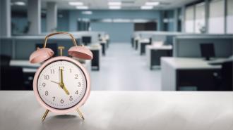 Actualmente, el artículo 63 de la Ley Federal del Trabajo establece que los trabajadores tienen derecho a un descanso de media hora, tiempo que generalmente se ocupa para ingerir alimentos, agua o descansar.

Para más información del tema, visita: https://www.eleconomista.com.mx/capital-humano/morena-propone-ampliar-descanso-jornada-laboral-20250324-751219.html
Twitter: https://twitter.com/eleconomista 
Sitio web: https://www.eleconomista.com.mx/ 
Facebook: https://www.facebook.com/ElEconomista.mx 

#ElEconomista #CapitalHumano #EETV