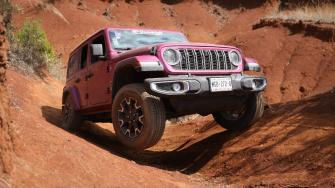 A pesar de que viene de fábrica con neumáticos para pavimento, el sistema de tracción y la altura de su suspensión, le permiten aventurarse a la conducción 4x4.