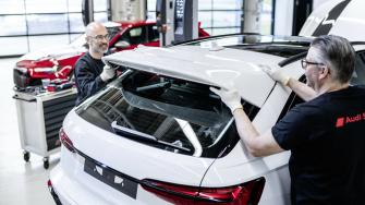 Two of the five employees who complete the assembly of the new Audi RS 6 Avant GT by hand at Böllinger Höfe. Numerous exterior parts, including the newly designed rear bumper, are made of carbon fiber.