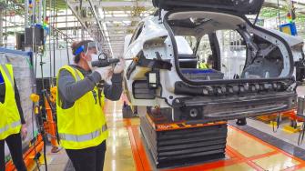 Ford Motor está subiendo los precios de tres de sus modelos producidos en México a partir del pasado 2 de mayo, convirtiéndose en uno de los primeros grandes fabricantes en ajustar los valores de catálogo después de los aranceles del presidente Donald Trump.
Para más información del tema, visita: https://www.eleconomista.com.mx/empresas/ford-sube-precios-modelos-armados-mexico-aranceles-trump-20250507-757998.html
¡Síguenos en nuestras redes sociales para mantenerte informado!
Twitter: https://twitter.com/eleconomista
Facebook: https://www.facebook.com/ElEconomista.mx
Instagram: https://www.instagram.com/eleconomistamx
LinkedIn: https://www.linkedin.com/company/el-economista/
#ElEconomista #EETV