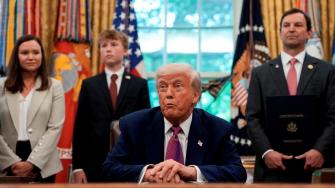 Tras el anuncio de Trump sobre los aranceles a películas extranjeras, la Casa Blanca emitió un comunicado aclarando que por el momento no había "decisiones definitivas".
Para más información del tema, visita: https://www.eleconomista.com.mx/internacionales/trump-sobre-aranceles-peliculas-james-bond-preocuparse-20250509-758435.html
¡Síguenos en nuestras redes sociales para mantenerte informado!
Twitter: https://twitter.com/eleconomista
Facebook: https://www.facebook.com/ElEconomista.mx
Instagram: https://www.instagram.com/eleconomistamx
LinkedIn: https://www.linkedin.com/company/el-economista/
#ElEconomista #EETV