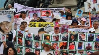 "Este 10 de mayo, en el cual nada tenemos que celebrar, también marchamos y gritamos los nombres de las Madres que ya no están en vida para tenerlas presentes y recordar a las autoridades que para ellas no hubo Verdad ni Justicia".
Para más información del tema, visita: https://www.eleconomista.com.mx/politica/justicia-resultados-madres-buscadoras-exigen-sheinbaum-romper-pacto-impunidad-20250510-758505.html
¡Síguenos en nuestras redes sociales para mantenerte informado!
Twitter: https://twitter.com/eleconomista
Facebook: https://www.facebook.com/ElEconomista.mx
Instagram: https://www.instagram.com/eleconomistamx
LinkedIn: https://www.linkedin.com/company/el-economista/
#ElEconomista #EETV