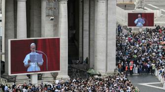En todas sus apariciones desde su elección, León no ha hecho ninguna mención a su país de nacimiento, lo que ha enfadado a algunos comentaristas conservadores estadounidenses.
Para más información del tema, visita: https://www.eleconomista.com.mx/internacionales/papa-leon-xiv-pide-guerras-primer-mensaje-dominical-20250511-758533.html
¡Síguenos en nuestras redes sociales para mantenerte informado!
Twitter: https://twitter.com/eleconomista
Facebook: https://www.facebook.com/ElEconomista.mx
Instagram: https://www.instagram.com/eleconomistamx
LinkedIn: https://www.linkedin.com/company/el-economista/
#ElEconomista #EETV