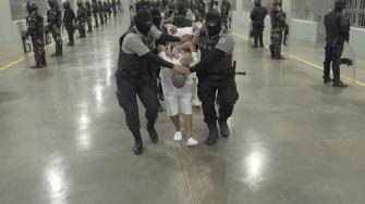 Abogados de los 252 migrantes venezolanos deportados por el gobierno estadounidense de Donald Trump y encarcelados desde hace dos meses en El Salvador denunciaron este viernes que sus clientes son víctimas de "torturas físicas" y "morales".
¡Síguenos en nuestras redes sociales para mantenerte informado!
Twitter: https://twitter.com/eleconomista
Facebook: https://www.facebook.com/ElEconomista.mx
Instagram: https://www.instagram.com/eleconomistamx
LinkedIn: https://www.linkedin.com/company/el-economista/
#ElEconomista #EETV #AFP