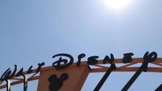 Disney suspendió a unos 45 empleados venezolanos sin goce de sueldo después de que la Corte Suprema estadounidense autorizara el pasado lunes al gobierno a revocar el estatus migratorio temporal que protege a unos 350,000 migrantes del país sudamericano, confirmó este jueves la empresa a la AFP.
Para más información del tema, visita: https://www.eleconomista.com.mx/internacionales/disney-suspende-45-trabajadores-venezolanos-fallo-judicial-sobre-proteccion-temporal-20250522-760275.html
¡Síguenos en nuestras redes sociales para mantenerte informado!
Twitter: https://twitter.com/eleconomista
Facebook: https://www.facebook.com/ElEconomista.mx
Instagram: https://www.instagram.com/eleconomistamx
LinkedIn: https://www.linkedin.com/company/el-economista/
#ElEconomista #EETV