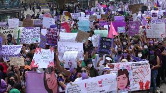 La "Ley Alina" contempla reformas a los códigos penales locales para que en los casos en que una mujer está expuesta a violencia física, sexual o feminicida y repele la agresión, se pueda respetar la presunción de acción en legítima defensa propia. Esto con excepción de los casos en que se pruebe lo contrario.
Para más información del tema, visita: https://www.eleconomista.com.mx/politica/ley-alina-iniciativa-sobre-legitima-defensa-casos-violencia-genero-20250522-760288.html
¡Síguenos en nuestras redes sociales para mantenerte informado!
Twitter: https://twitter.com/eleconomista
Facebook: https://www.facebook.com/ElEconomista.mx
Instagram: https://www.instagram.com/eleconomistamx
LinkedIn: https://www.linkedin.com/company/el-economista/
#ElEconomista #EETV