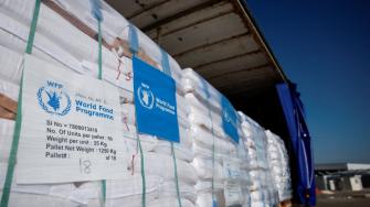 El Programa Mundial de Alimentos (PMA) ha divulgado imágenes que muestran las primeras descargas de mercancías y ha señalado que los equipos de la agencia "trabajan sin parar.
Para más información del tema, visita: https://www.eleconomista.com.mx/internacionales/onu-avisa-enormes-desafios-repartir-ayuda-comenzado-entrar-gaza-20250522-760319.html
¡Síguenos en nuestras redes sociales para mantenerte informado!
Twitter: https://twitter.com/eleconomista
Facebook: https://www.facebook.com/ElEconomista.mx
Instagram: https://www.instagram.com/eleconomistamx
LinkedIn: https://www.linkedin.com/company/el-economista/
#ElEconomista #EETV