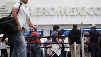 El próximo 31 de mayo podría estallar la huelga en Aerovías de México (Aeroméxico), debido a que la Asociación Sindical de Sobrecargos de Aviación (ASSA) rechazó el ofrecimiento de incremento salarial que presentó la empresa.
Para más información del tema, visita: https://www.eleconomista.com.mx/empresas/sobrecargos-rechazan-incremento-salarial-aeromexico-preparan-huelga-20250522-760304.html
¡Síguenos en nuestras redes sociales para mantenerte informado!
Twitter: https://twitter.com/eleconomista
Facebook: https://www.facebook.com/ElEconomista.mx
Instagram: https://www.instagram.com/eleconomistamx
LinkedIn: https://www.linkedin.com/company/el-economista/
#ElEconomista #EETV