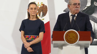 Pablo Gómez, titular de la Unidad de Inteligencia Financiera (UIF), afirmó este viernes que la sentencia millonaria contra exsecretario de Seguridad Genaro García Luna, y su esposa Linda Cristina Pereyra, emitida por una jueza de Miami en la víspera, equivale a tres veces la cantidad demandada originalmente por el Gobierno de México.
Para más información del tema, visita: https://www.eleconomista.com.mx/politica/uif-celebra-sentencia-garcia-luna-equivale-3-veces-cantidad-demandada-mexico-20250523-760452.html
Twitter: https://twitter.com/eleconomista
Sitio web: https://www.eleconomista.com.mx/
Facebook: https://www.facebook.com/ElEconomista.mx
#ElEconomista#EETV