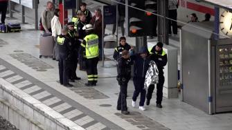 Al menos 17 personas resultaron heridas el viernes en un ataque con cuchillo en la principal estación de trenes de Hamburgo, en el norte de Alemania, informaron los bomberos y la policía local, que detuvo a una sospechosa.
¡Síguenos en nuestras redes sociales para mantenerte informado!
Twitter: https://twitter.com/eleconomista
Facebook: https://www.facebook.com/ElEconomista.mx
Instagram: https://www.instagram.com/eleconomistamx
LinkedIn: https://www.linkedin.com/company/el-economista/
#ElEconomista #EETV