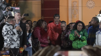 Todas las gobernaciones menos una, mayoría absoluta probable en el Parlamento: el partido del presidente Nicolás Maduro arrasó en las elecciones de este domingo, en las cuales la mayoría de la oposición decidió no participar y llamó a no votar.
Para más información del tema, visita:
Twitter: https://twitter.com/eleconomista
Sitio web: https://www.eleconomista.com.mx/
Facebook: https://www.facebook.com/ElEconomista.mx
#ElEconomista #CapitalHumano #EETV