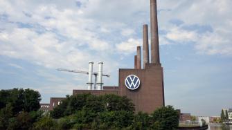 La justicia alemana condenó este lunes a cuatro exdirectivos de Volkswagen a penas de hasta cuatro años y medio de prisión, informó la agencia de noticias Bloomberg, diez años después de las revelaciones del escándalo conocido como "Dieselgate".
Para más información del tema, visita: https://www.eleconomista.com.mx/empresas/cuatro-exdirectivos-volkswagen-son-condenados-prision-escandalo-dieselgate-20250526-760728.html
¡Síguenos en nuestras redes sociales para mantenerte informado!
Twitter: https://twitter.com/eleconomista
Facebook: https://www.facebook.com/ElEconomista.mx
Instagram: https://www.instagram.com/eleconomistamx
LinkedIn: https://www.linkedin.com/company/el-economista/
#ElEconomista #EETV