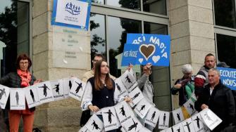 La justicia francesa condenó el miércoles al excirujano Joël Le Scouarnec a 20 años de prisión por violar o agredir sexualmente a 299 pacientes, en su mayoría cuando eran menores.
¡Síguenos en nuestras redes sociales para mantenerte informado!
Twitter: https://twitter.com/eleconomista
Facebook: https://www.facebook.com/ElEconomista.mx
Instagram: https://www.instagram.com/eleconomistamx
LinkedIn: https://www.linkedin.com/company/el-economista/
#ElEconomista #EETV