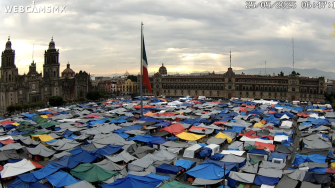 Sin acuerdos con el Gobierno, maestros intensifican protestas; plantón sigue en el Zócalo.