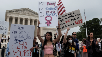 El gobierno de Biden emitió las directrices en julio de 2022, semanas después de que el Tribunal Supremo de Estados Unidos, con mayoría conservadora de 6-3, revocara la sentencia Roe contra Wade de 1973, que reconocía el derecho de las mujeres a abortar en todo el país.
