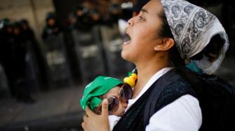 En 2021 la Suprema Corte declaró inconstitucionales las leyes que criminalizan el aborto.
Para más información del tema, visita: https://www.eleconomista.com.mx/politica/guanajuato-rechaza-despenalizar-aborto-20250605-762428.html
¡Síguenos en nuestras redes sociales para mantenerte informado!
Twitter: https://twitter.com/eleconomista
Facebook: https://www.facebook.com/ElEconomista.mx
Instagram: https://www.instagram.com/eleconomistamx
LinkedIn: https://www.linkedin.com/company/el-economista/
#ElEconomista #EETV #Aborto