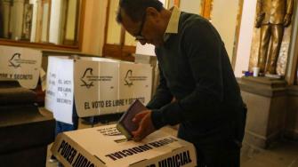 El Organismo desaconsejó a los países miembros replicar los comicios del Poder Judicial hechos en México.
Para más información del tema, visita: https:https://www.eleconomista.com.mx/politica/mexico-rechaza-recomendaciones-oea-sobre-elecciones-judicial-20250607-762648.html
¡Síguenos en nuestras redes sociales para mantenerte informado!
Twitter: https://twitter.com/eleconomista
Facebook: https://www.facebook.com/ElEconomista.mx
Instagram: https://www.instagram.com/eleconomistamx
LinkedIn: https://www.linkedin.com/company/el-economista/
#ElEconomista #EETV #ElecciónJudicial