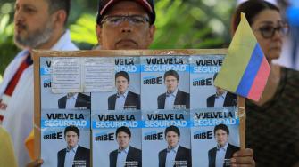 En medio de un acto público en un barrio popular de Bogotá el sábado, el senador de 39 años recibió tres impactos de bala, dos de ellos en la cabeza, de acuerdo con los paramédicos que lo atendieron.
Para más información del tema, visita: https://www.eleconomista.com.mx/internacionales/miguel-uribe-aspirante-presidencia-baleado-colombia-maxima-gravedad-20250608-762708.html
¡Síguenos en nuestras redes sociales para mantenerte informado!
Twitter: https://twitter.com/eleconomista
Facebook: https://www.facebook.com/ElEconomista.mx
Instagram: https://www.instagram.com/eleconomistamx
LinkedIn: https://www.linkedin.com/company/el-economista/
#ElEconomista #EETV