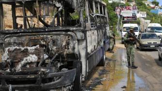 El hallazgo de los cadáveres ocurrió luego que las autoridades recibieran un reporte sobre un autobús que se incendiaba en calles de la ciudad, informó la Secretaría de Seguridad Pública local.
Para más información del tema, visita: https://www.eleconomista.com.mx/politica/hallan-5-cuerpos-autobus-calcinado-acapulco-20250622-764781.html
¡Síguenos en nuestras redes sociales para mantenerte informado!
Twitter: https://twitter.com/eleconomista
Facebook: https://www.facebook.com/ElEconomista.mx
Instagram: https://www.instagram.com/eleconomistamx
LinkedIn: https://www.linkedin.com/company/el-economista/
#ElEconomista #EETV #Acapulco