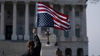 Las empresas acumularon productos para intentar anticiparse a los gravámenes de Trump dirigidos a la mayoría de sus socios comerciales, especialmente a los productos de China.