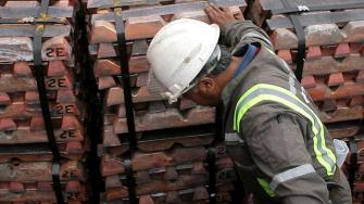 De enero a mayo de 2025, las exportaciones mexicanas de cobre a Estados Unidos crecieron 12%, a 419 millones de dólares, un resultado que lo bajó al sexto lugar entre los mayores exportadores a ese mercado.
Para más información del tema, visita: https://www.eleconomista.com.mx/empresas/aranceles-trump-cobre-impactara-exportaciones-mexicanas-potenciales-1-000-millones-dolares-20250708-767243.html
¡Síguenos en nuestras redes sociales para mantenerte informado!
Twitter: https://twitter.com/eleconomista
Facebook: https://www.facebook.com/ElEconomista.mx
Instagram: https://www.instagram.com/eleconomistamx
LinkedIn: https://www.linkedin.com/company/el-economista/
#ElEconomista #EETV