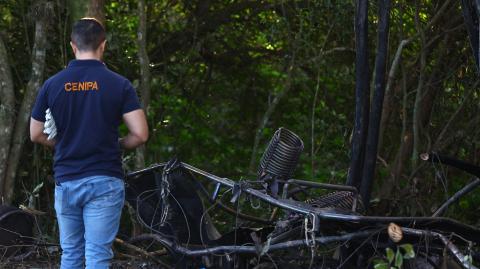 Restos del globo aerostático que se incendió y se estrelló con 21 personas a bordo en Praia Grande, estado de Santa Catarina.
