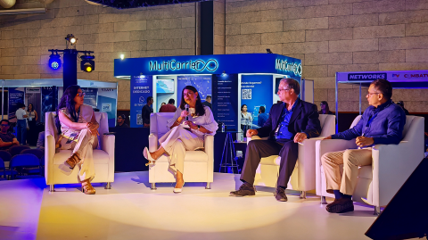 Rocío Villanueva, a la izquierda, es directora general de la AMOMVAC y se presentó en Convergencia Show MX 2025.