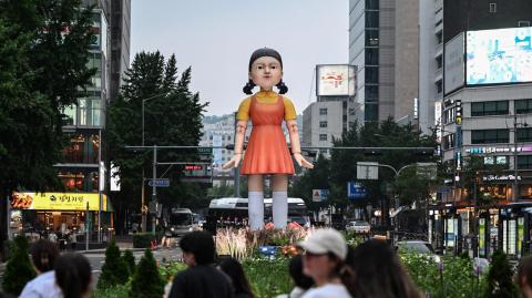 Estatua de Young-hee, el icónico personaje de El Juego del Calamar.