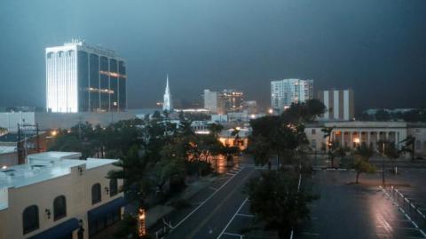El huracán Milton atravesó Florida este jueves, provocando tornados mortales, destruyendo casas y dejando sin electricidad a más de 3 millones de personas, pero el área metropolitana de la bahía de Tampa parece haber escapado sin las inundaciones catastróficas que se temían.

Para más información del tema, visita: https://www.eleconomista.com.mx/internacionales/huracan-milton-provoca-tornados-y-deja-mas-3-millones-electricidad-florida-20241010-729474.html
Twitter: https://twitter.com/eleconomista 
Sitio web: https://www.eleconomista.com.mx/ 
Facebook: https://www.facebook.com/ElEconomista.mx 

#ElEconomista #CapitalHumano #EETV