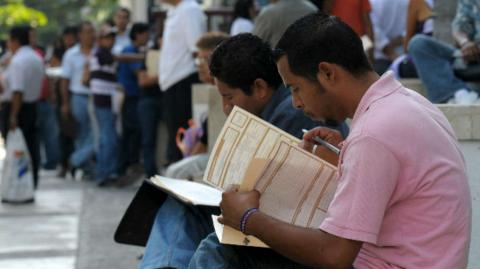 Pese a las caídas en la creación de empleos, la tasa de desocupación se ha mantenido en niveles significativamente bajos en México. Esto se explica principalmente por el dinamismo del empleo en el sector informal.

Para más información del tema, visita: https://www.eleconomista.com.mx/empresas/desempleo-mexico-mantiene-debajo-3-20241014-729953.html 

¡Síguenos en nuestras redes sociales para mantenerte informado!

Twitter: https://twitter.com/eleconomista 
Facebook: https://www.facebook.com/ElEconomista.mx
Instagram: https://www.instagram.com/eleconomistamx
LinkedIn: https://www.linkedin.com/company/el-economista/

#ElEconomista #EETV