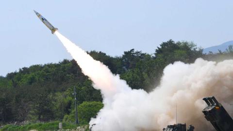 El ejército ruso anunció este martes que Ucrania lanzó en los últimos días otros dos ataques contra su territorio utilizando misiles ATACMS suministrados por Estados Unidos.

Para más información del tema, visita: https://www.eleconomista.com.mx/internacionales/rusia-reporta-dos-nuevos-ataques-ucranianos-misiles-atacms-asegura-prepara-respuesta-20241126-735772.html

¡Síguenos en nuestras redes sociales para mantenerte informado!

Twitter: https://twitter.com/eleconomista 
Facebook: https://www.facebook.com/ElEconomista.mx
Instagram: https://www.instagram.com/eleconomistamx
LinkedIn: https://www.linkedin.com/company/el-economista/

#ElEconomista #EETV