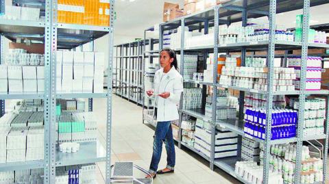 Con el objetivo de garantizar el abasto en diversas instituciones del sector público, la Secretaría de Salud publicó un acuerdo para permitir la importación de medicamentos e insumos médicos que cuenten con las autorizaciones de comercialización o los registros sanitarios emitidos por las autoridades regulatorias correspondientes.

Para más información del tema, visita: https://www.eleconomista.com.mx/empresas/publican-acuerdo-importacion-medicamentos-compras-consolidadas-20241204-736911.html

¡Síguenos en nuestras redes sociales para mantenerte informado!

Twitter: https://twitter.com/eleconomista 
Facebook: https://www.facebook.com/ElEconomista.mx
Instagram: https://www.instagram.com/eleconomistamx
LinkedIn: https://www.linkedin.com/company/el-economista/

#ElEconomista #EETV