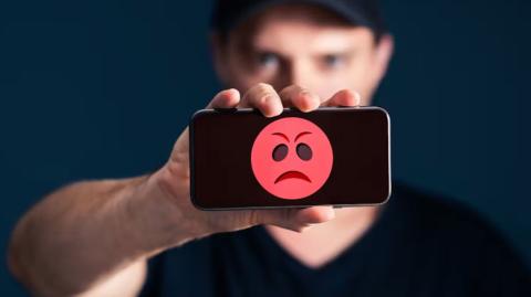 Una vez que otorgan el dinero, la recuperación del monto lo realizan con extorsiones y amenazas.

Para más información del tema, visita: https://www.eleconomista.com.mx/finanzaspersonales/cuidado-montadedudas-cuesta-enero-casos-aumentan-20250112-741584.html

¡Síguenos en nuestras redes sociales para mantenerte informado!

Twitter: https://twitter.com/eleconomista 
Facebook: https://www.facebook.com/ElEconomista.mx
Instagram: https://www.instagram.com/eleconomistamx
LinkedIn: https://www.linkedin.com/company/el-economista/

#ElEconomista #EETV