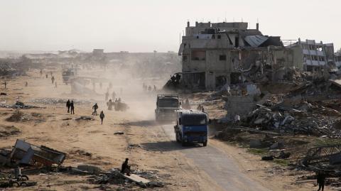 Este lunes han entrado en Gaza 25 camiones con combustible financiado por Catar a través del paso de Kerem Shalom que permitirán poner en marcha de nuevo la central eléctrica que proporciona suministro eléctrico a todo el enclave palestino.