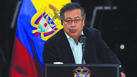 El presidente de Colombia, Gustavo Petro, confirmó el retorno de un grupo de migrantes deportados desde Estados Unidos, después de que el pasado fin de semana se enfrascara en una cascada de amenazas con el nuevo mandatario estadounidense, Donald Trump, que implicó avisos cruzados sobre la imposición de aranceles.

Para más información del tema, visita: https://www.eleconomista.com.mx/internacionales/petro-confirma-llegada-primeros-deportados-eu-son-libres-dignos-patria-dice-20250128-743927.html
Twitter: https://twitter.com/eleconomista 
Sitio web: https://www.eleconomista.com.mx/ 
Facebook: https://www.facebook.com/ElEconomista.mx 

#ElEconomista #CapitalHumano #EETV