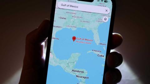 La presidenta de México, Claudia Sheinbaum, dijo este jueves que su gobierno podría demandar a Google, parte del grupo estadounidense Alphabet, debido al cambio de nombre del Golfo de México en los mapas que la empresa muestra en sus plataformas.

Para más información del tema, visita: https://www.eleconomista.com.mx/politica/mexico-demandar-google-cambio-nombre-golfo-mexico-sheinbaum-20250213-746226.html

¡Síguenos en nuestras redes sociales para mantenerte informado!

Twitter: https://twitter.com/eleconomista 
Facebook: https://www.facebook.com/ElEconomista.mx
Instagram: https://www.instagram.com/eleconomistamx
LinkedIn: https://www.linkedin.com/company/el-economista/

#ElEconomista #EETV