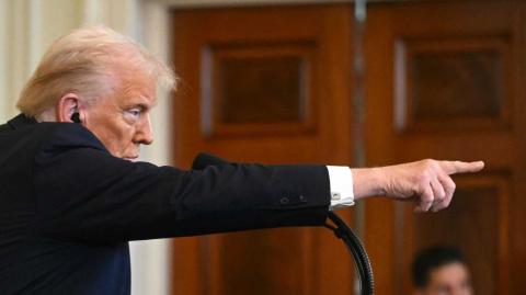 El índice de aprobación de Donald Trump, ha bajado ligeramente en los últimos días a medida que más estadounidenses se preocupan por la dirección de la economía de Estados Unidos mientras el líder republicano amenaza a una serie de países con aranceles, según una encuesta de Reuters/Ipsos.

Para más información del tema, visita: https://www.eleconomista.com.mx/internacionales/aprobacion-trump-baja-44-estadounidenses-preocupan-economia-20250219-747013.html

¡Síguenos en nuestras redes sociales para mantenerte informado!

Twitter: https://twitter.com/eleconomista 
Facebook: https://www.facebook.com/ElEconomista.mx
Instagram: https://www.instagram.com/eleconomistamx
LinkedIn: https://www.linkedin.com/company/el-economista/

#ElEconomista #EETV