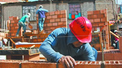 La caída se dio por la conclusión de obras ferroviarias emblemáticas como el Tren Maya o tren del Istmo de Tehuantepec y por la falta de inversión pública en la conservación de carreteras federales.