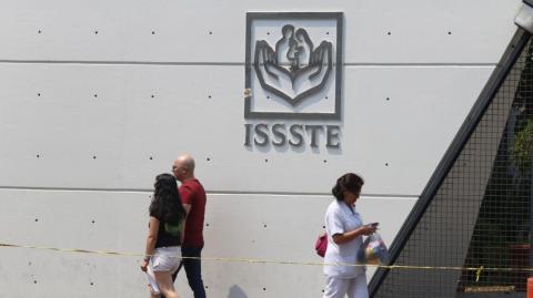 Luego de que la presidenta Claudia Sheinbaum retiró su iniciativa de reforma a la Ley del ISSSTE, los maestros de la CNTE aún así cumplieron este jueves su amenaza de realizar movilizaciones a nivel nacional.

Para más información del tema, visita: https://www.eleconomista.com.mx/economia/reforma-issste-2007-maestros-cnte-exigen-abrogar-20250320-751336.html

¡Síguenos en nuestras redes sociales para mantenerte informado!

Twitter: https://twitter.com/eleconomista 
Facebook: https://www.facebook.com/ElEconomista.mx
Instagram: https://www.instagram.com/eleconomistamx
LinkedIn: https://www.linkedin.com/company/el-economista/

#ElEconomista #EETV