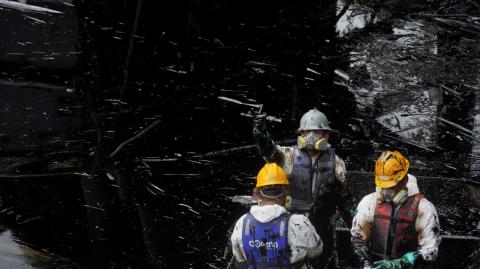 Debido a las intensas lluvias que caen desde enero en el país, el martes colapsó un dique de contención en el río Caple, que se conecta con otros torrentes de la provincia costera de Esmeraldas.

Para más información del tema, visita: https://www.eleconomista.com.mx/internacionales/ecuador-enfrenta-mayor-crisis-ambiental-colapso-dique-derrame-crudo-20250326-752161.html

¡Síguenos en nuestras redes sociales para mantenerte informado!

Twitter: https://twitter.com/eleconomista 
Facebook: https://www.facebook.com/ElEconomista.mx
Instagram: https://www.instagram.com/eleconomistamx
LinkedIn: https://www.linkedin.com/company/el-economista/

#ElEconomista #EETV