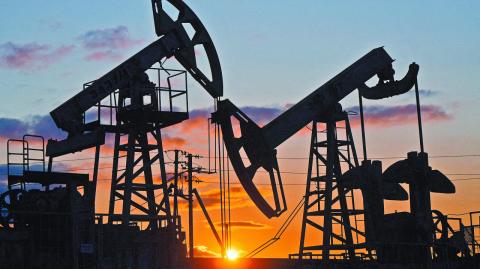 Los productos energéticos son "generalmente sensibles a las desaceleraciones económicas", y "los anuncios de aranceles fueron mucho peores de lo esperado", consideraron analistas.

Para más información del tema, visita:
https://www.eleconomista.com.mx/mercados/precios-petroleo-cierran-caida-6-aranceles-trump-20250403-753361.html 

Twitter: https://twitter.com/eleconomista   
Sitio web: https://www.eleconomista.com.mx/   
Facebook: https://www.facebook.com/ElEconomista.mx   
 
#ElEconomista#EETV