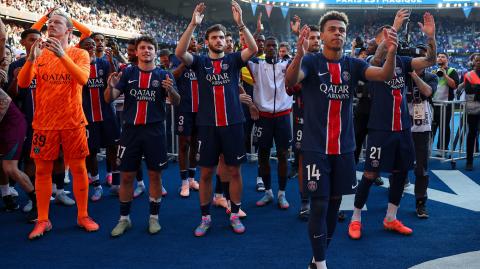 Jugadores del PSG celebran tras ganar el partido y el título de la liga francesa.