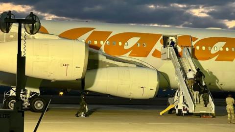 Migrantes venezolanos son repatriados desde Honduras abordo de una aeronave de la compañía Conviasa.