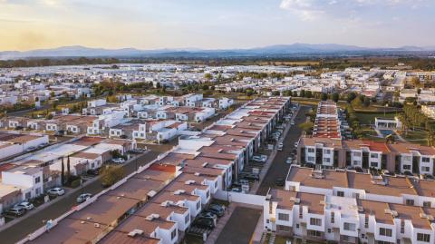 Del total, Infonavit se encargará de la edificación de 600,000 casas; ya comenzó labores de desarrollo de 17 complejos habitacionales

Para más información del tema, visita: https://www.eleconomista.com.mx/econohabitat/plan-mexico-eleva-meta-sexenal-construccion-vivienda-1-millon-100-000-hogares-20250413-754745.html

¡Síguenos en nuestras redes sociales para mantenerte informado!

Twitter: https://twitter.com/eleconomista 
Facebook: https://www.facebook.com/ElEconomista.mx
Instagram: https://www.instagram.com/eleconomistamx
LinkedIn: https://www.linkedin.com/company/el-economista/

#ElEconomista #EETV