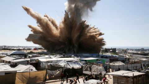 Explosión en campamento para palestinos desplazados en el norte de Khan Yunis, en el sur de la Franja de Gaza.