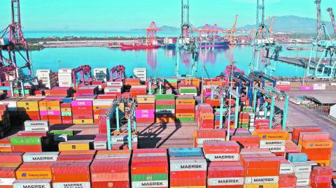 El valor de las exportaciones fue de 55,527.3 millones de dólares. Al mismo tiempo se un superávit en su balanza comercial de mercancías de 3,442.5 millones de dólares.

Para más información del tema, visita: https://www.eleconomista.com.mx/empresas/exportaciones-mexico-crecieron-9-6-marzo-sobreponiendose-aranceles-20250428-756701.html 

¡Síguenos en nuestras redes sociales para mantenerte informado!

Twitter: https://twitter.com/eleconomista 
Facebook: https://www.facebook.com/ElEconomista.mx
Instagram: https://www.instagram.com/eleconomistamx
LinkedIn: https://www.linkedin.com/company/el-economista/

#ElEconomista #EETV