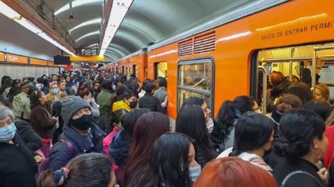 El Gobierno de la Ciudad de México detalló que más de 5,800 elementos de seguridad ya están desplegados en estaciones y accesos para garantizar la seguridad de usuarias y usuarios.

Para más información del tema, visita: https://www.eleconomista.com.mx/politica/policias-encubiertos-vigilaran-metro-cdmx-ataques-pinchazos-pasajeros-20250502-757417.html 

¡Síguenos en nuestras redes sociales para mantenerte informado!

Twitter: https://twitter.com/eleconomista 
Facebook: https://www.facebook.com/ElEconomista.mx
Instagram: https://www.instagram.com/eleconomistamx
LinkedIn: https://www.linkedin.com/company/el-economista/

#ElEconomista #EETV