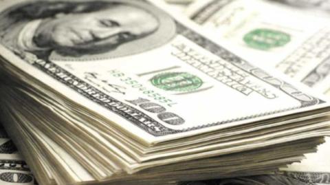 A pesar del descenso del billete verde contra sus pares principales, la divisa local bajó arrastrada por un nerviosismo que incorporó noticias sobre aranceles.

Para más información del tema, visita: https://www.eleconomista.com.mx/mercados/precio-dolar-hoy-5-mayo-2025-cuanto-cerro-20250505-757713.html 

¡Síguenos en nuestras redes sociales para mantenerte informado!

Twitter: https://twitter.com/eleconomista 
Facebook: https://www.facebook.com/ElEconomista.mx
Instagram: https://www.instagram.com/eleconomistamx
LinkedIn: https://www.linkedin.com/company/el-economista/

#ElEconomista #EETV